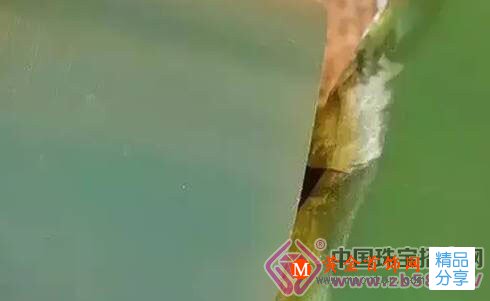 
	碧玉中的黑馬“鴨蛋青”
