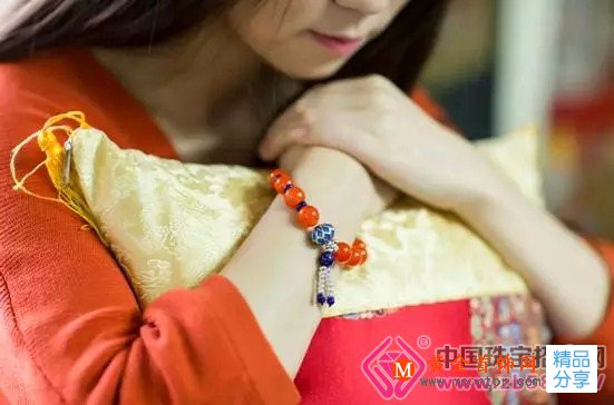 
	赤如血潤如玉，一粒小珠竟養命？
