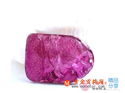 
	紅碧璽和雕工精細藍寶石無價之寶
