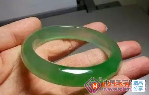 
	翡翠在什么情況下才能看得準？一般人都不知道
