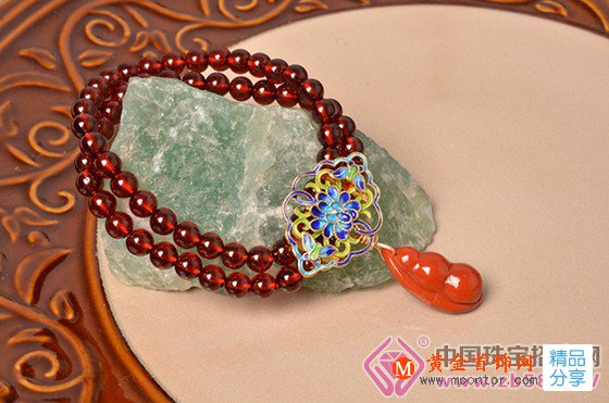 
	設計讓南紅瑪瑙和石榴石更添一分容顏姿色
