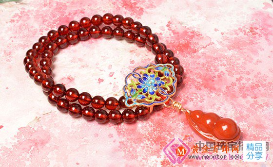 
	設計讓南紅瑪瑙和石榴石更添一分容顏姿色
