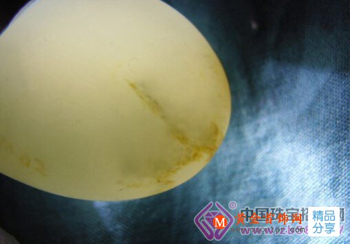 
	和田玉籽料帶皮色貴還是不帶皮貴
