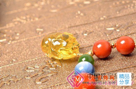 
	南紅瑪瑙戀上藍珀，就叫“初秋的味道”

