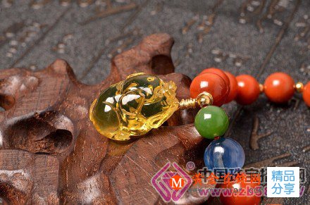 
	南紅瑪瑙戀上藍珀，就叫“初秋的味道”
