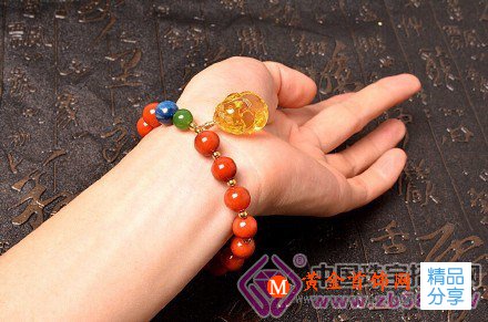 
	南紅瑪瑙戀上藍珀，就叫“初秋的味道”
