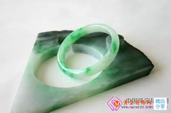 
	這8種石頭與翡翠很像，誰買誰吃虧
