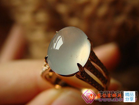 
	上等翡翠玉石都有哪些：“子兒翠”
