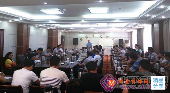 
	中寶協秘書長奧巖到鎮平召開玉雕市場發展座談會

