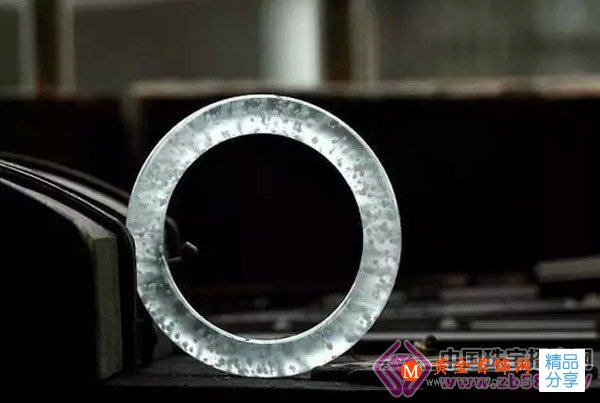 
	翡翠“木那”到底是什么？是混沌初開的美！
