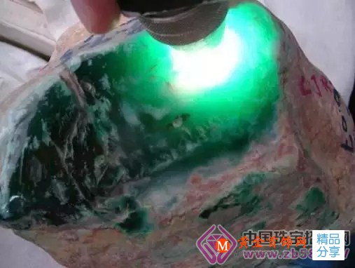 
	翡翠“木那”到底是什么？是混沌初開的美！
