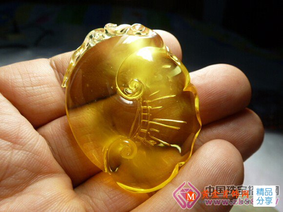 
	天然的寶玉石總是或多或少的帶有瑕疵
