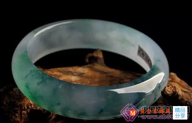 
	翡翠：色差1分價格差10倍！
