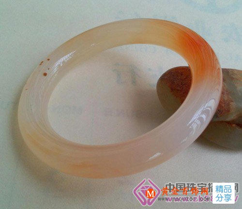 
	人養玉，玉養人？談談玉髓手鐲那些事

