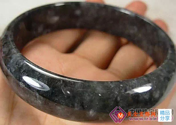
	烏鴉一樣黑的翡翠究竟有多少種？
