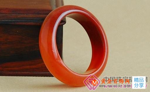 
	黃龍玉手鐲怎么判定價格
