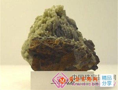 
	綠松石孔雀石和三水鋁石的各種仿制品要如何鑒別
