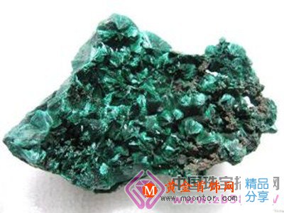 
	綠松石孔雀石和三水鋁石的各種仿制品要如何鑒別
