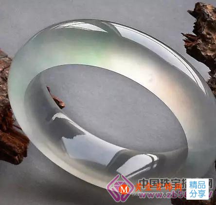 
	極品白玻璃種翡翠，絕對是真的翡翠
