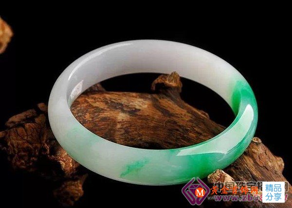 
	如何看清手鐲瑕疵，妙招來襲

