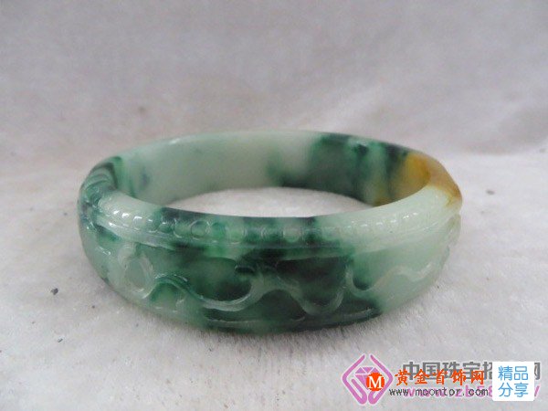 
	翡翠手鐲俘獲萬千芳心
