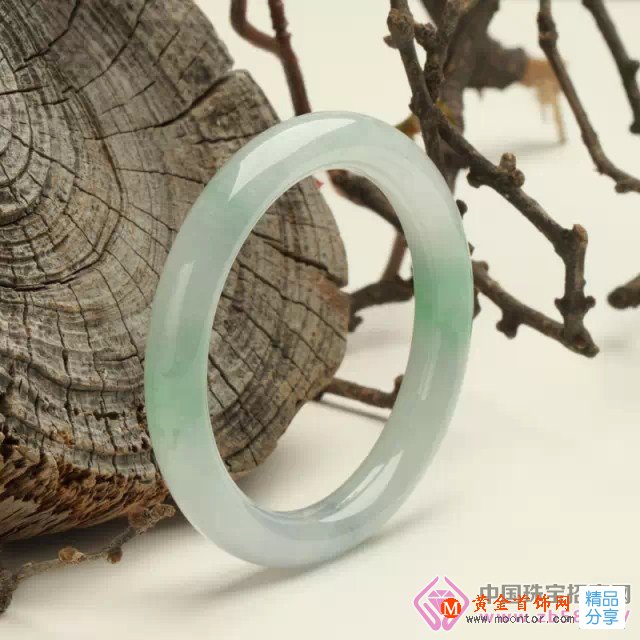 
	翡翠飾品不是越綠的就一定越好
