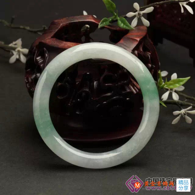 
	翡翠飾品不是越綠的就一定越好
