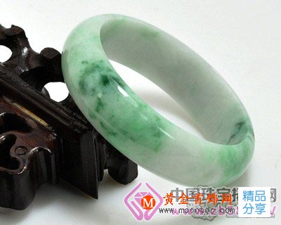 
	鑒定翡翠的灰黑色和灰綠色

