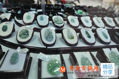 
	如何鑒別真假翡翠？真假翡翠的評判標準
