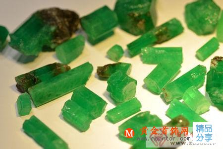 
	綠寶石與祖母綠有哪些區別
