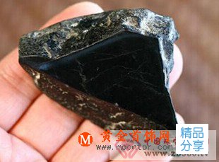 
	黑色翡翠是什么
