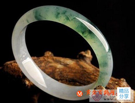 
	如何鑒定翡翠手鐲
