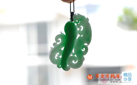 
	佩戴翡翠玉佩作用有哪些？
