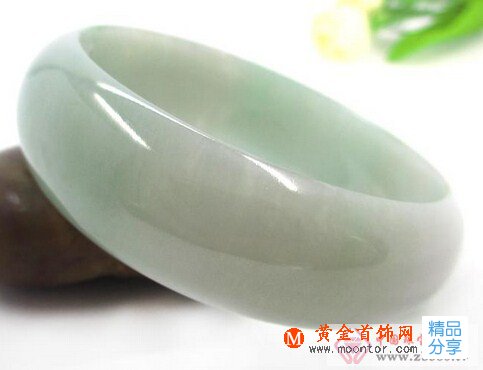 
	翡翠手鐲歷來受到人們愛戴與收藏
