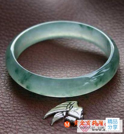 
	如何挑選理想的翡翠手鐲
