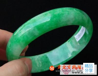 
	根據經驗總結出翡翠玉鐲購買竅門
