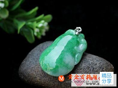 
	天然翡翠都是有哪些特征
