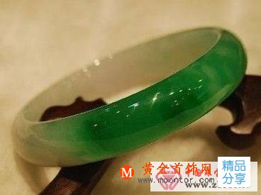 
	顏色越濃越正翡翠手鐲價格越高
