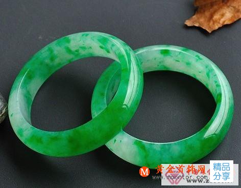 
	翡翠首飾戴久了里面會不會長出了綠色

