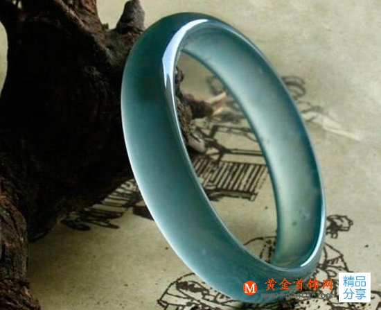 
	素面翡翠和雕花翡翠，誰更勝一籌？

