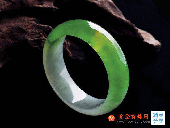 
	如何區分翡翠的藝術價值與市場價格？
