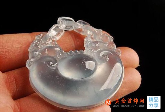 
	翡翠的瑕疵有哪些？翡翠石紋又何嘗不是一種缺陷美呢
