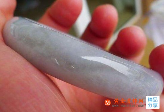 
	翡翠的瑕疵有哪些？翡翠石紋又何嘗不是一種缺陷美呢

