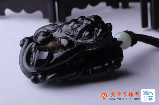 
	和田墨玉，指的是新疆和田玉中的一個名貴品種之一
