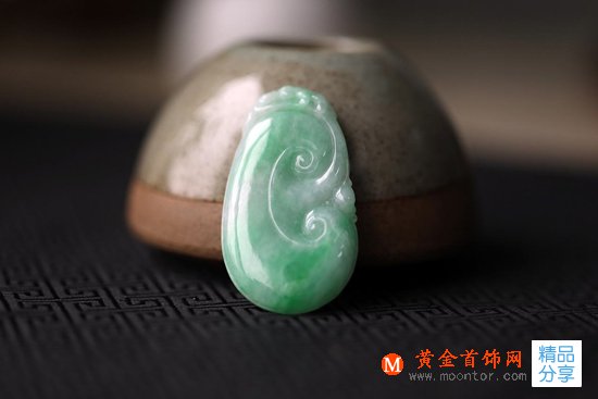 
	翡翠應該如何盤養，人養翡翠的三種方式
