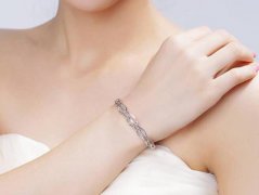 銀手鐲和金手鐲哪個好？女孩子戴銀手鐲和金手鐲那個好？