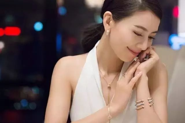 手鐲手串可以同時戴到左手嗎？手鐲手串戴左手還是右手好？