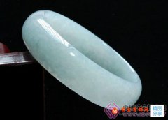 
	冰種翡翠手鐲適合什么人佩戴?
