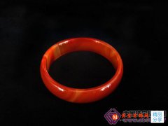 
	如何選擇瑪瑙手鐲圈口的大小
