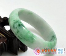 買翡翠手鐲請務必對裂紋明察秋毫